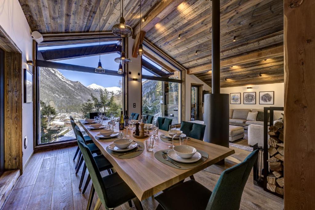 jadalnia z długim stołem i krzesłami w obiekcie Chalet Green Forest w Chamonix-Mont-Blanc