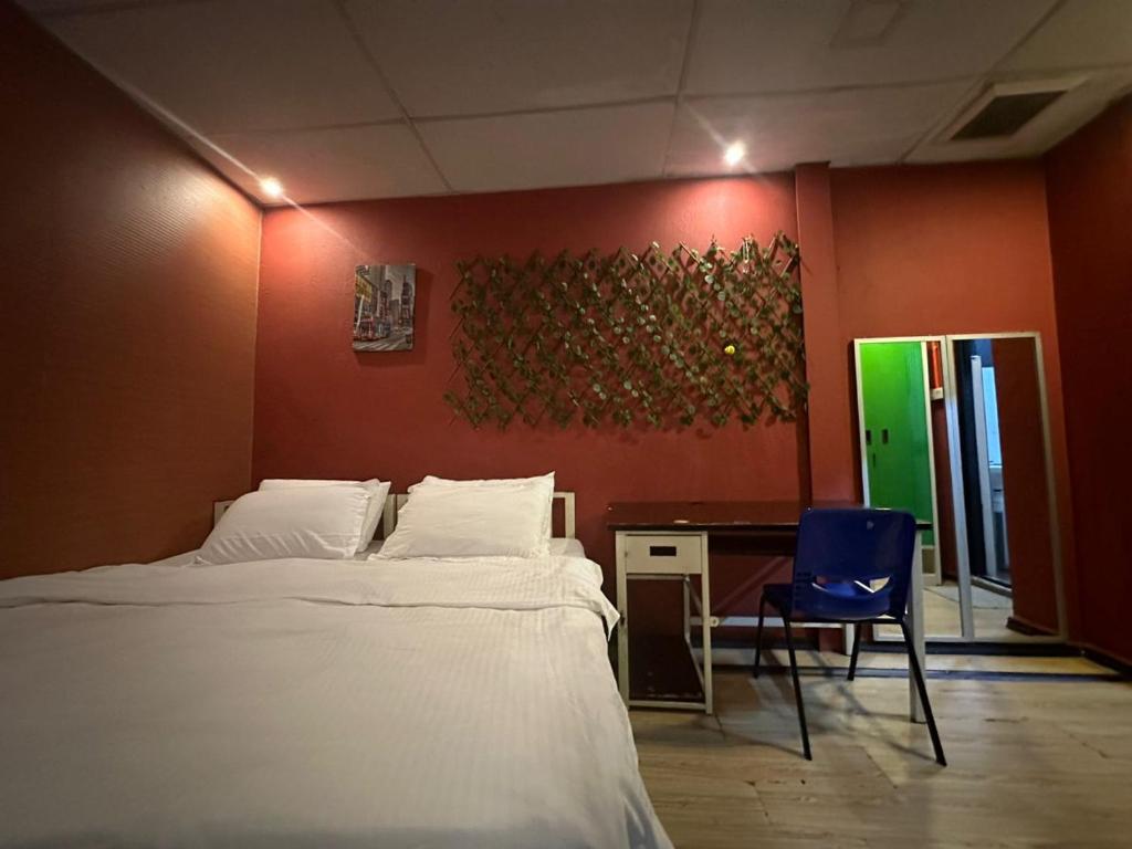 1 dormitorio con cama, escritorio y silla en RHV Bukit Bintang , Kuala Lumpur, en Kuala Lumpur