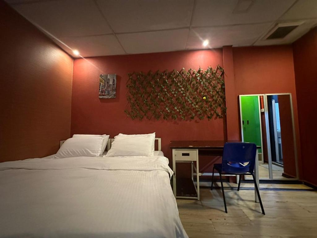 Un dormitorio con una cama, un escritorio y una silla. en RHV Bukit Bintang , Kuala Lumpur, en Kuala Lumpur