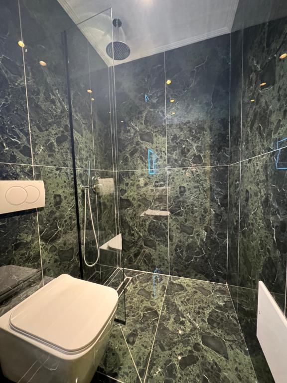 Koupelna v ubytování Hotel Gjika