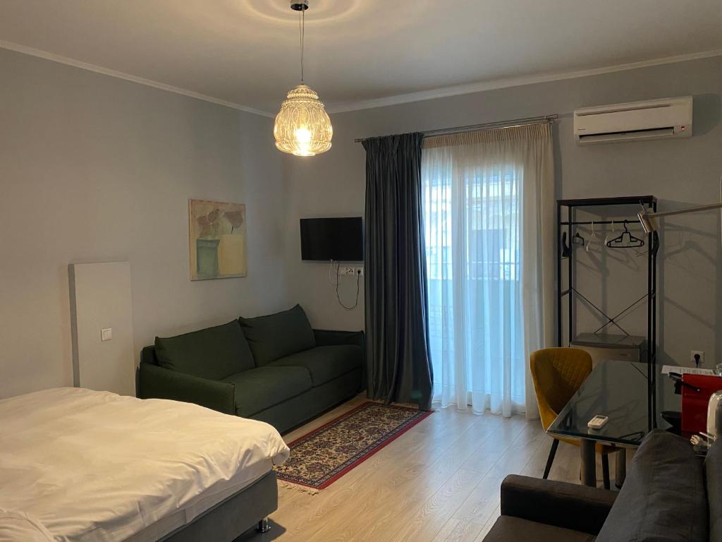 een woonkamer met een bank en een bed bij Le Bijou Luxury Rooms & Suites in Veria