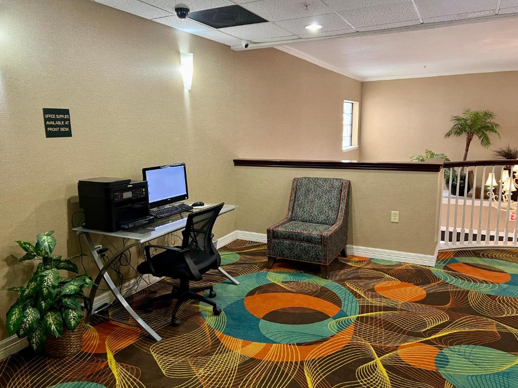 Quality Inn & Suites Near University photo