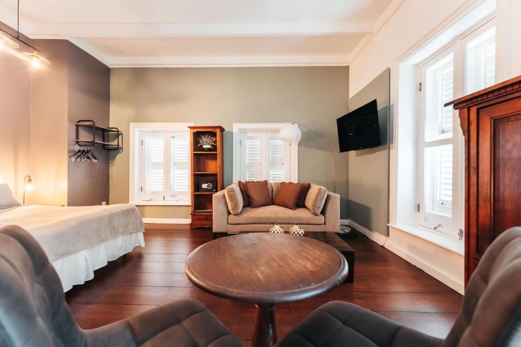 TV a/nebo společenská místnost v ubytování Atelier Skalo Boutique Hotel