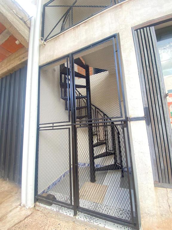Palanda nebo palandy na pokoji v ubytování Apartamento entero en Caacupé.
