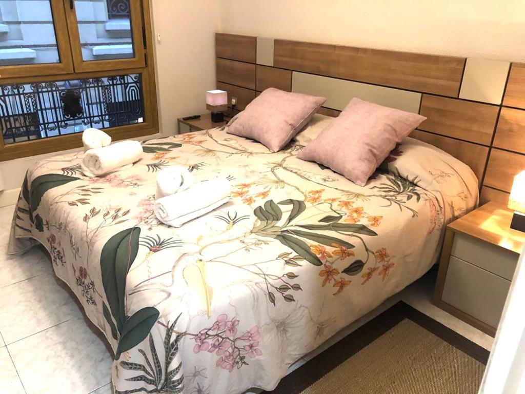 um quarto com uma cama grande com flores em Apartamento en el mismo corazón del Casco Viejo em Bilbao