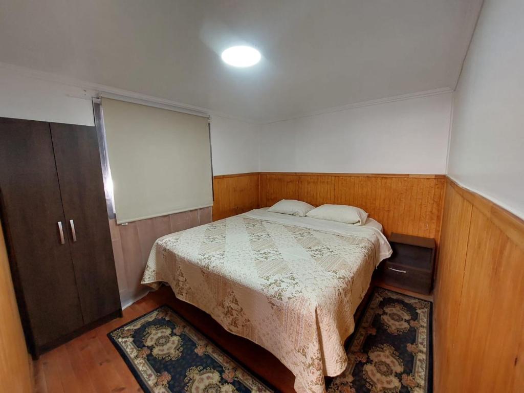 a small bedroom with a bed and a window at Departamento interior 2 Villarrica Céntrico in Villarrica