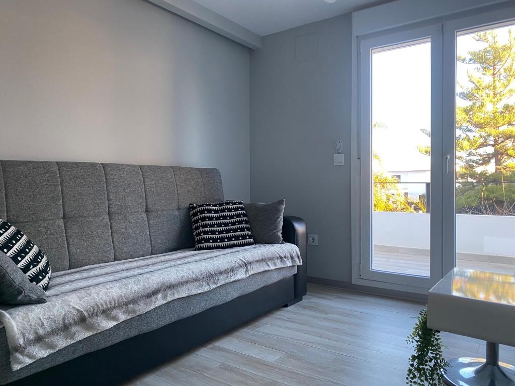 a living room with a couch and a window at Las vegas in Benicàssim