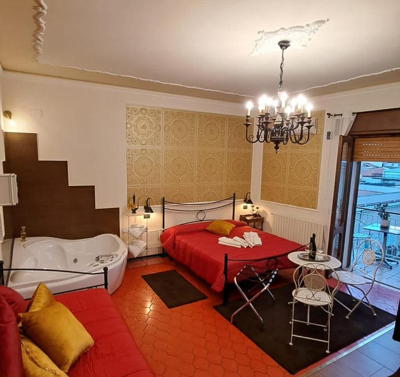 um quarto com uma cama e uma banheira em B&B Centrum Palmi em Palmi