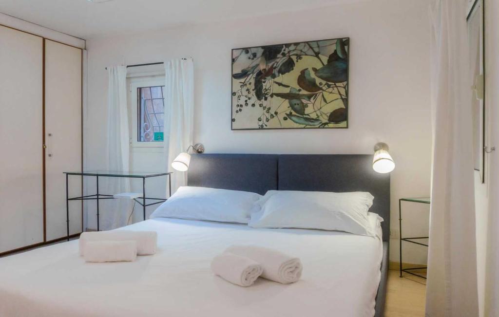 ローマにあるMy Cosy Homeのベッドルーム1室(白いベッド1台、タオル2枚付)