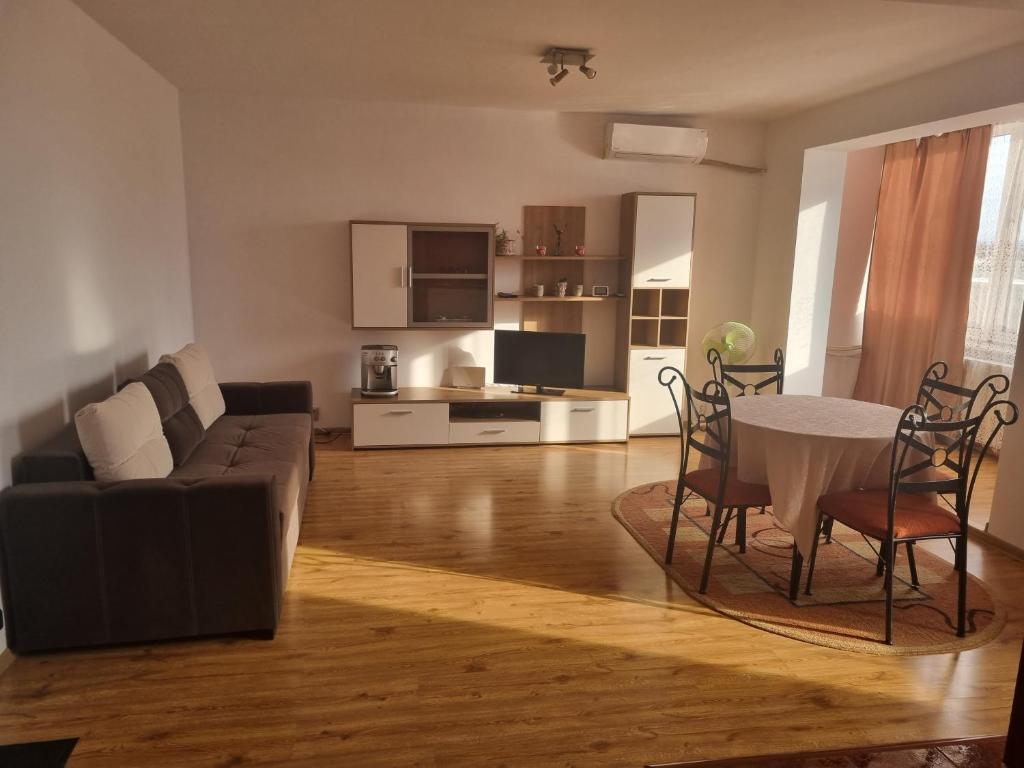 a living room with a couch and a table at Apartament Unirii Belvedere in Baia Mare