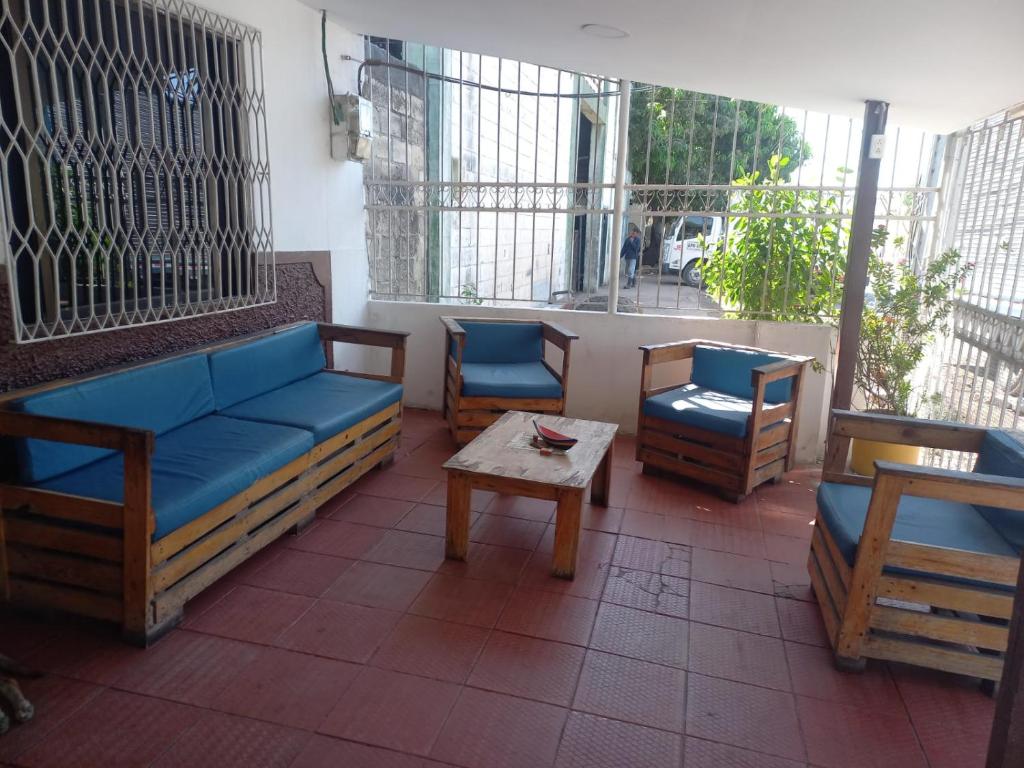 カルタヘナ・デ・インディアスにあるhotel casa del conductor doña silviaのソファ、椅子、テーブルが備わる客室です。