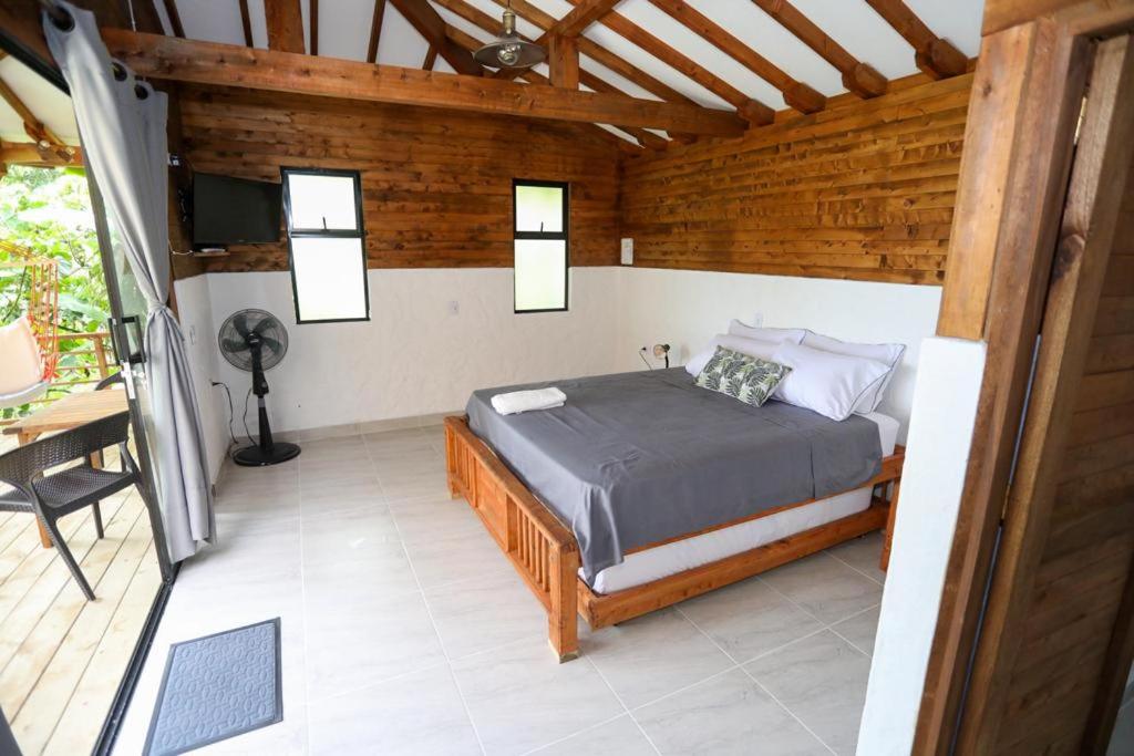 1 dormitorio con 1 cama y escritorio en una habitación en Eco Hotel La Italia, en Venecia