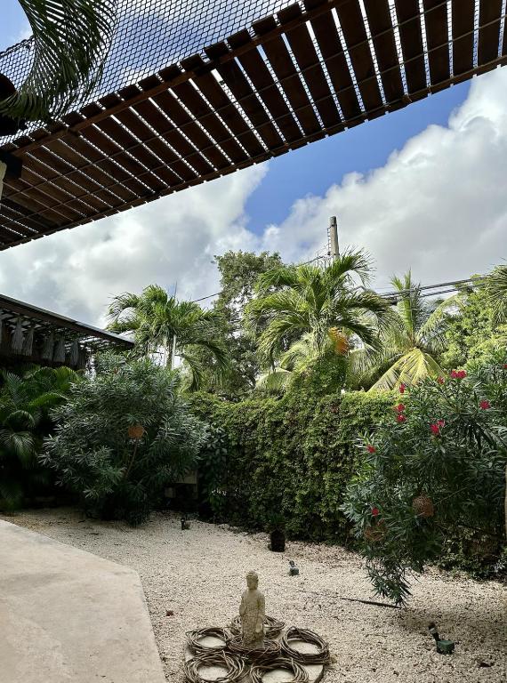 Um jardim em Pachamaya Holistic Wellness & Spa
