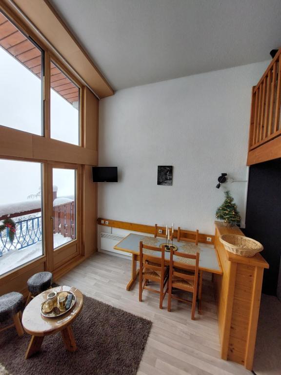 Część wypoczynkowa w obiekcie RESIDENCE LE RUITOR Duplex dernier étage vue panoramique piscine chauffée en été classé 4 Cristaux Paradiski