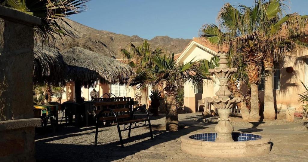 una fuente en medio de un patio con palmeras en Costa del Sol Hotel & Sportfishing, en Bahía de los Ángeles
