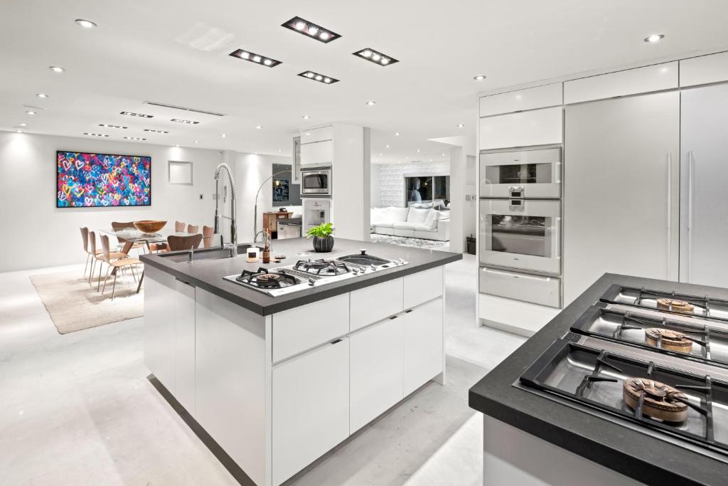 Hollywood Hills Luxury Modern Home with Pool & Sunset views - Villa