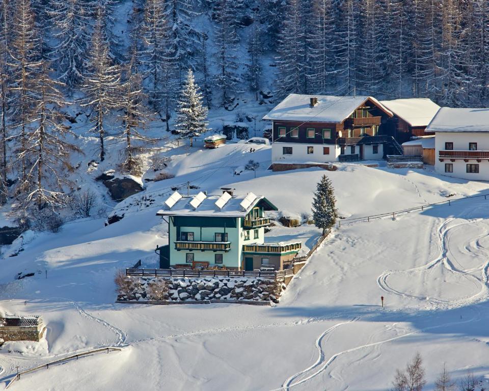 Una casa en la nieve con nieve en Ferienhaus Frühlingsheim, en Sölden