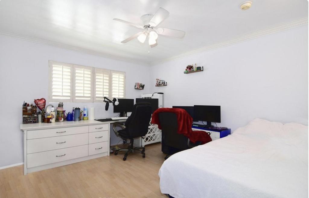 una camera con letto e scrivania con computer di Collinswood room with private bathroom in shared apartment a Los Angeles