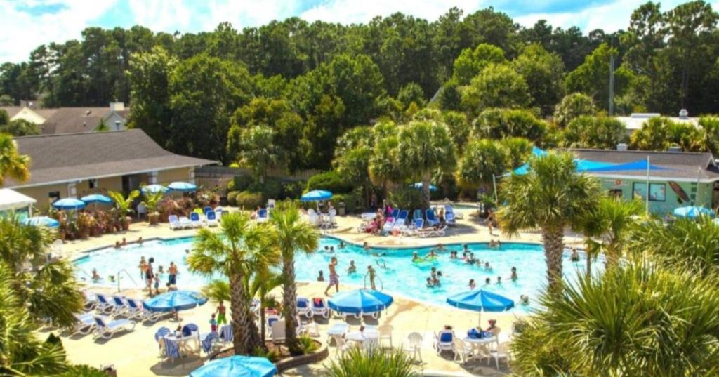 una vista aérea de una piscina en un complejo en 1BR Deluxe Grand Palms Resort Free Shuttle service, en Myrtle Beach