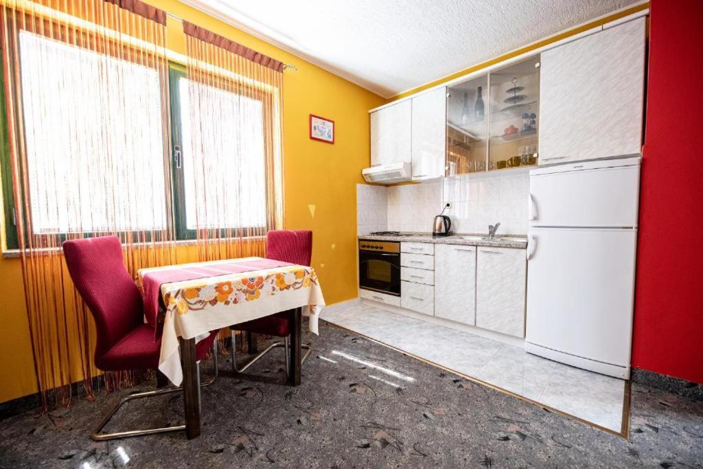 Kuchyň nebo kuchyňský kout v ubytování Apartmani Tome