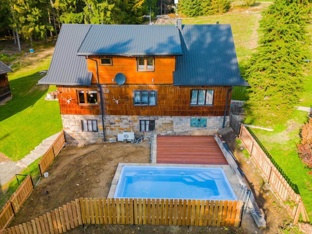 an aerial view of a house with a swimming pool at Sielankowo-dom na wyłączność in Istebna