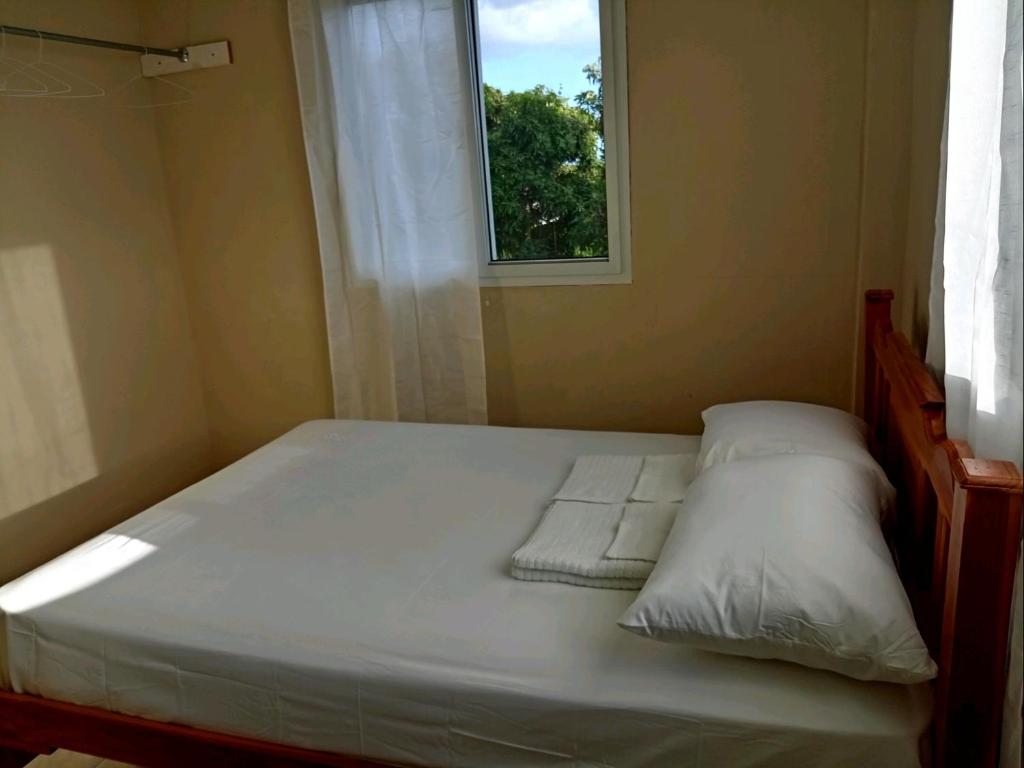 - un lit dans une chambre avec fenêtre dans l'établissement Habitación privada a 8 minutos del Aeropuerto Tocumen, à Tapia Número Dos
