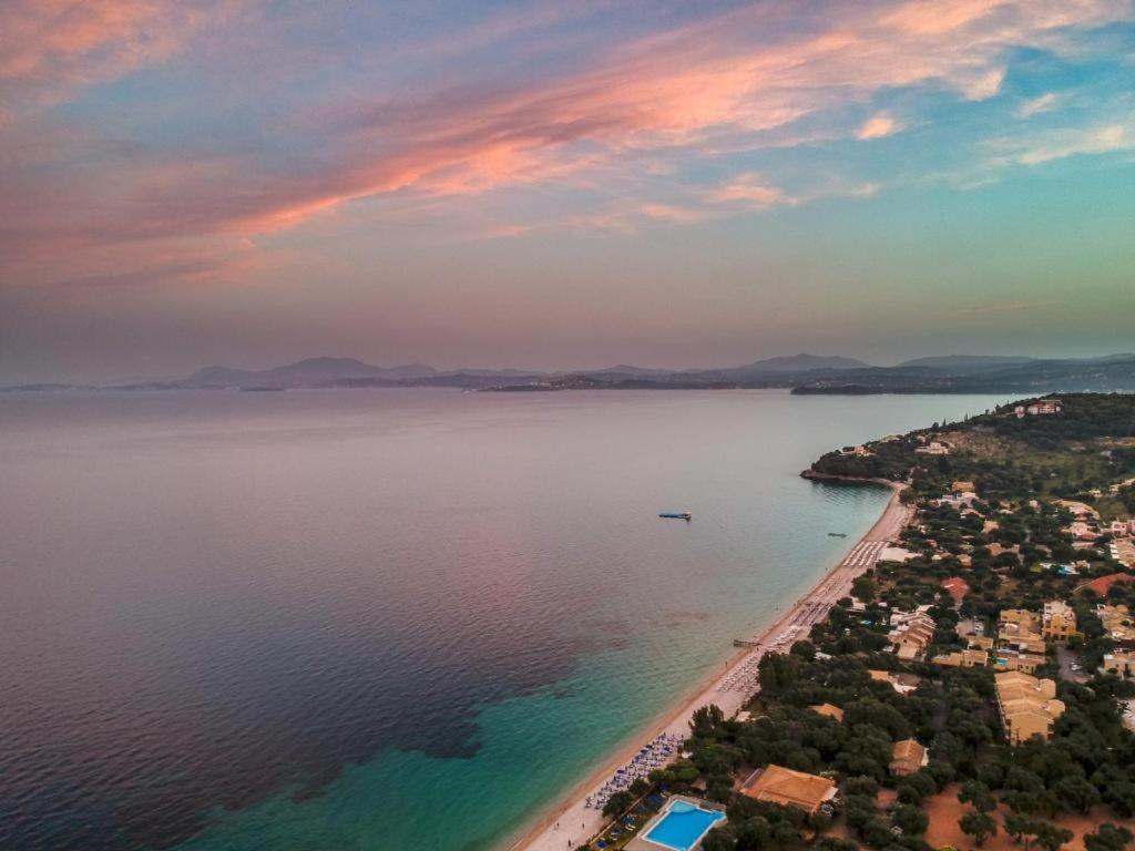 una vista aérea de la playa y del océano en Paradisus Apartments en Barbati