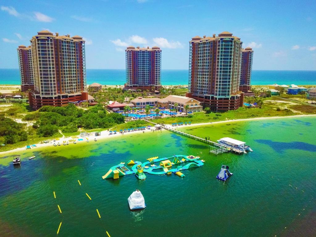 una vista aérea de una playa con barcos en el agua en Portofino Island Resort, en Pensacola Beach