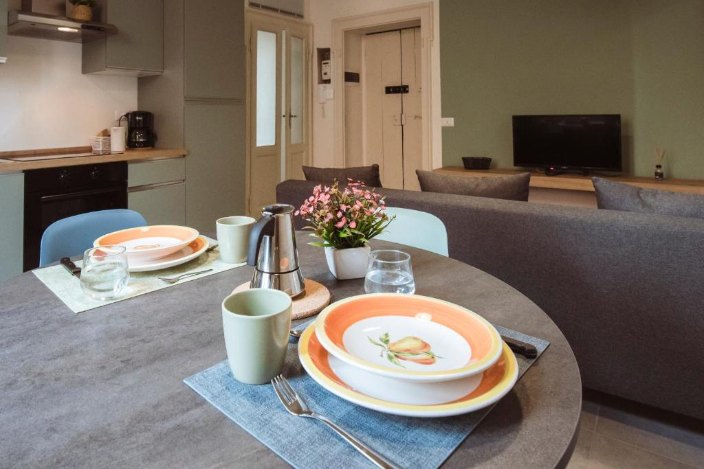 a table with plates and cups on top of it at Pepp's House in Rho