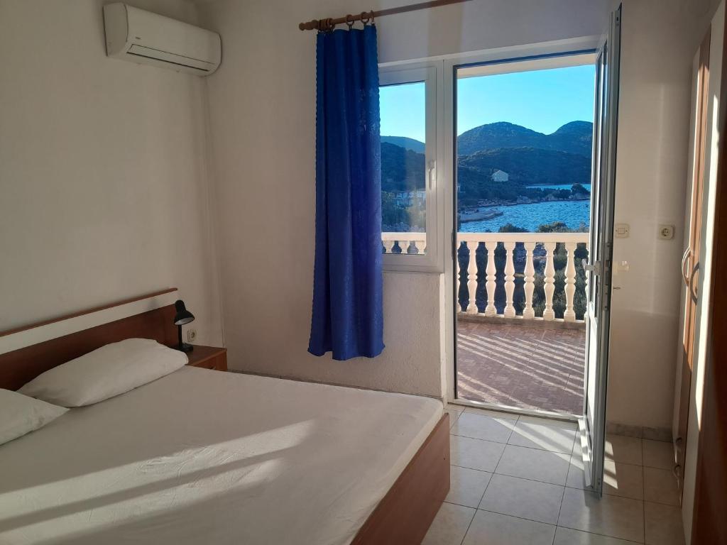 Postel nebo postele na pokoji v ubytování Apartments by the sea Cove Pjestata, Peljesac - 14440