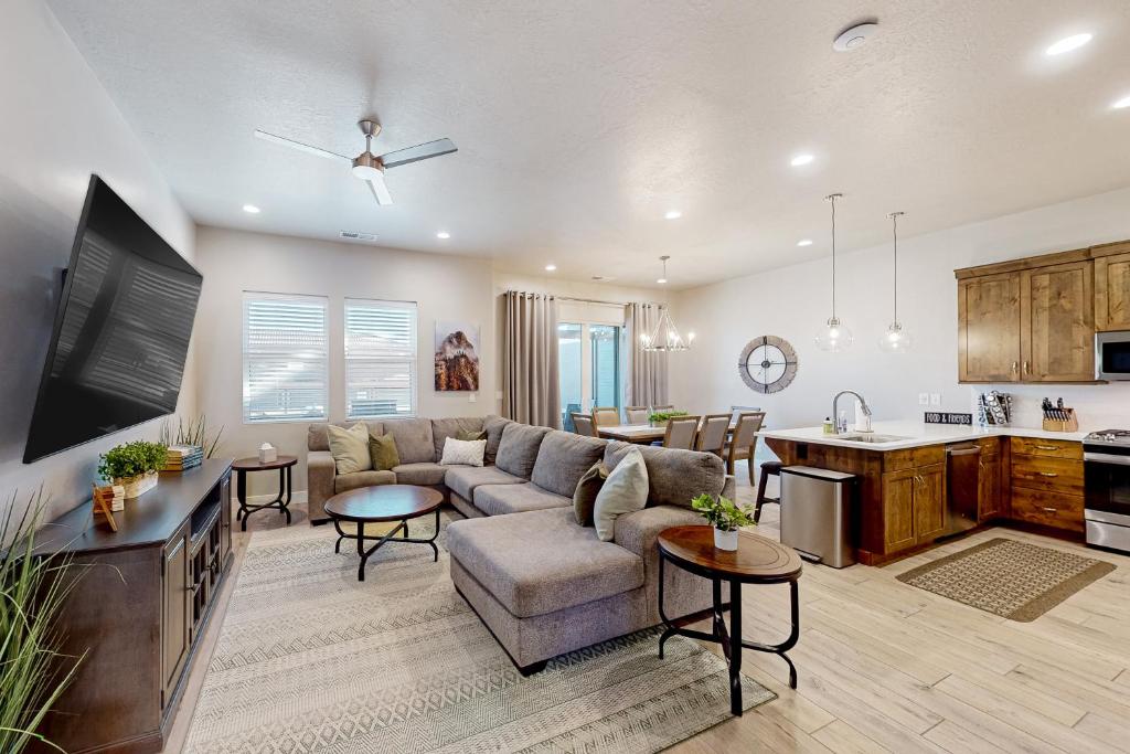 a living room with a couch and a kitchen at Modern Delight-Ocotillo 54 in Santa Clara