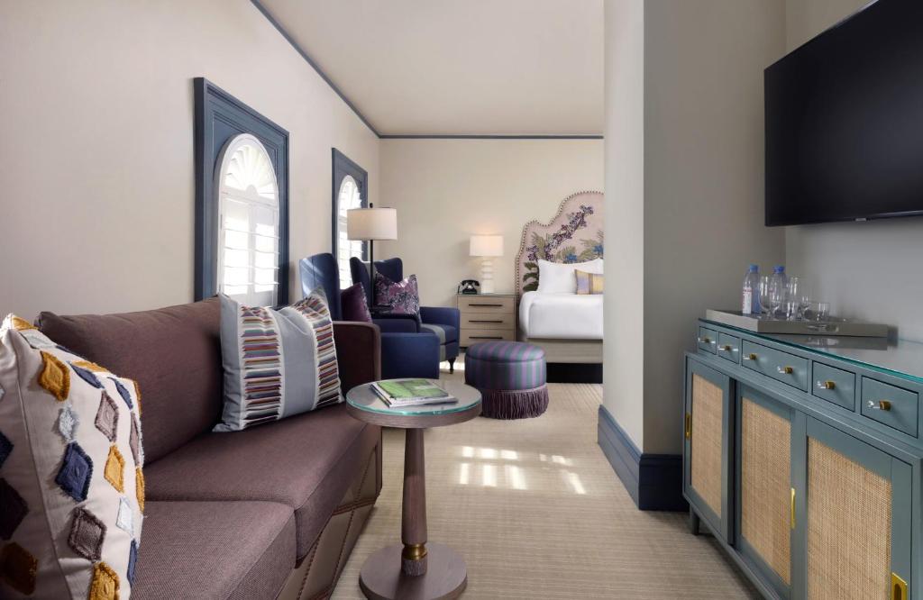 Jekyll Island Club Resort的电视和/或娱乐中心