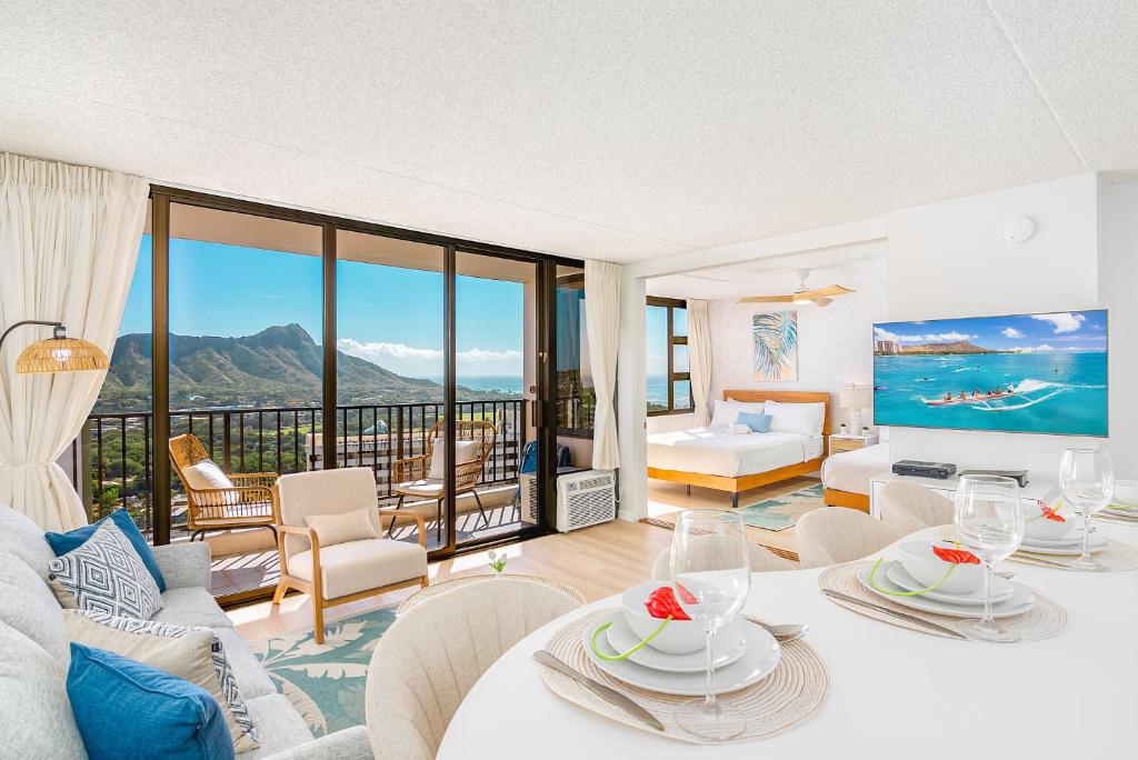 una sala de estar con muebles blancos y vistas al océano. en Waikiki Banyan: Diamond Head and Ocean View Condo!, en Honolulu