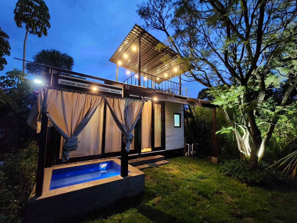 a tiny house with a hot tub in the yard at Suite Puembo Bella Stella in Quito