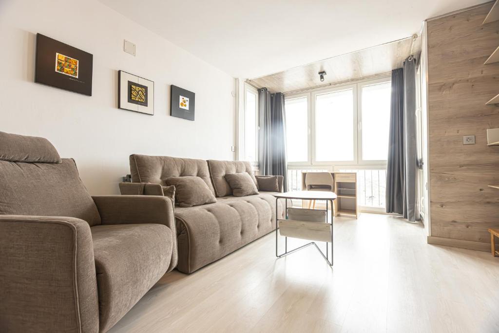 een woonkamer met een bank en een tafel bij Apartamento Atlas in Sierra Nevada