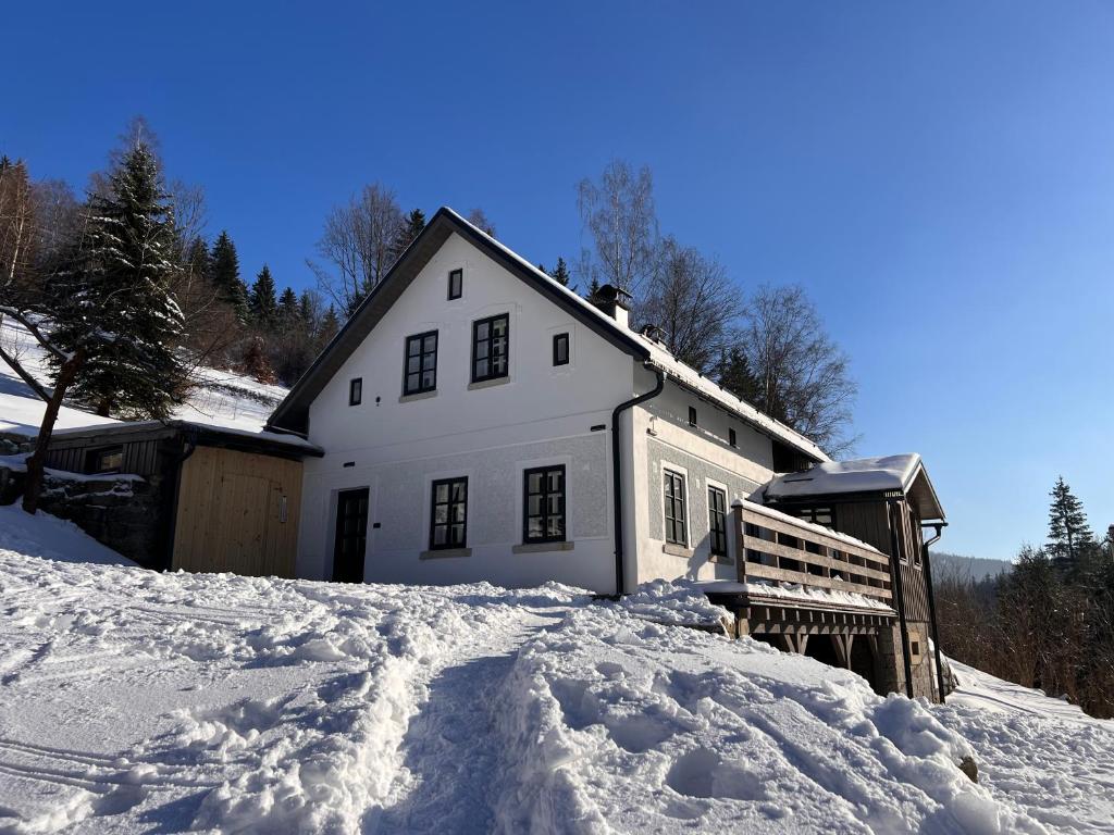ヨセフーフ・ドゥールにあるAntoniwald82 Josefův Důlの雪の白い家