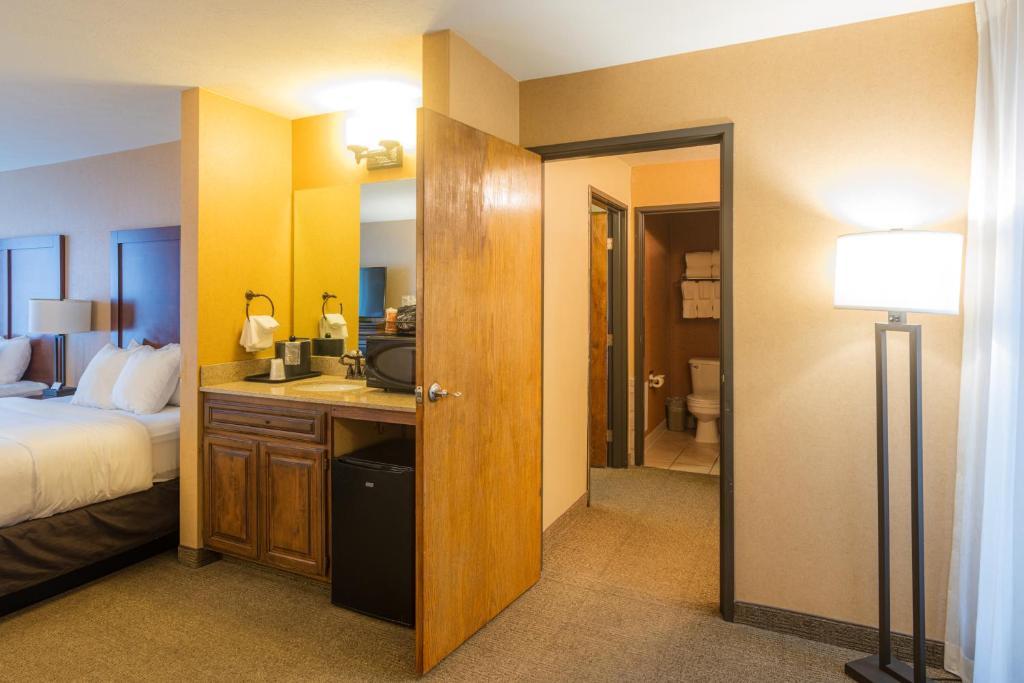 Postel nebo postele na pokoji v ubytování Comfort Inn & Suites