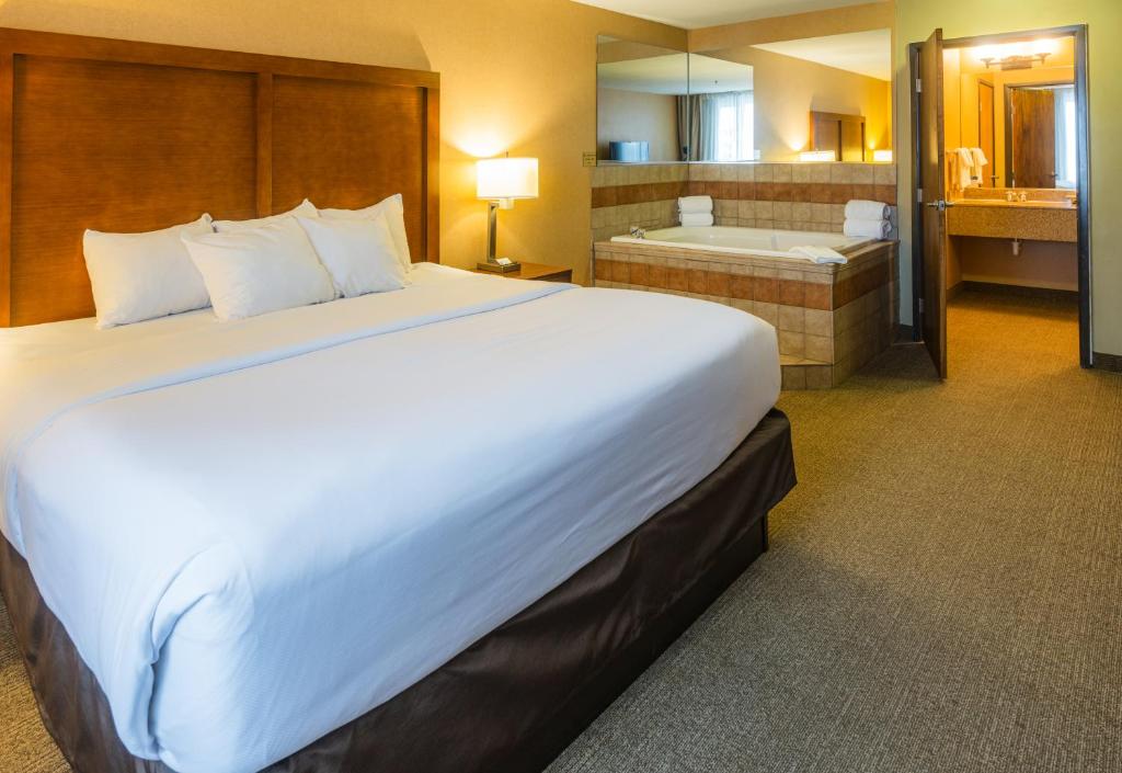 Postel nebo postele na pokoji v ubytování Comfort Inn & Suites