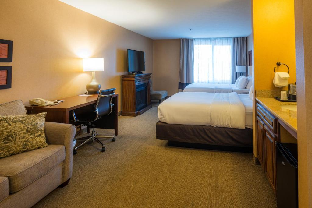 Postel nebo postele na pokoji v ubytování Comfort Inn & Suites