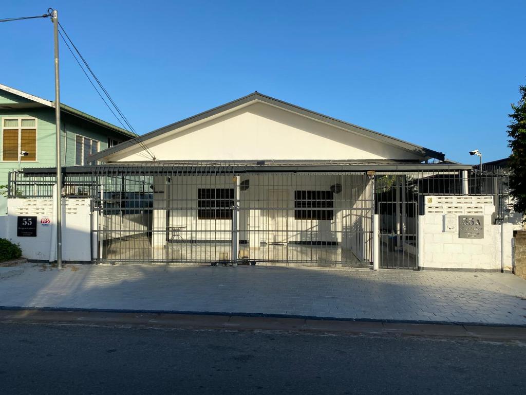 un bâtiment avec une clôture devant lui dans l'établissement Kappas place HENDRIKA J VELDKAMPSTRAAT 55, à Paramaribo