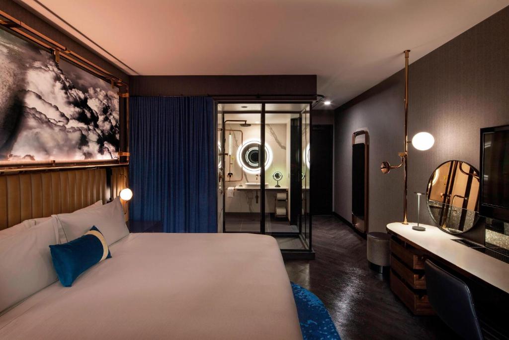 Hotel EMC2, Autograph Collection - Queen Room