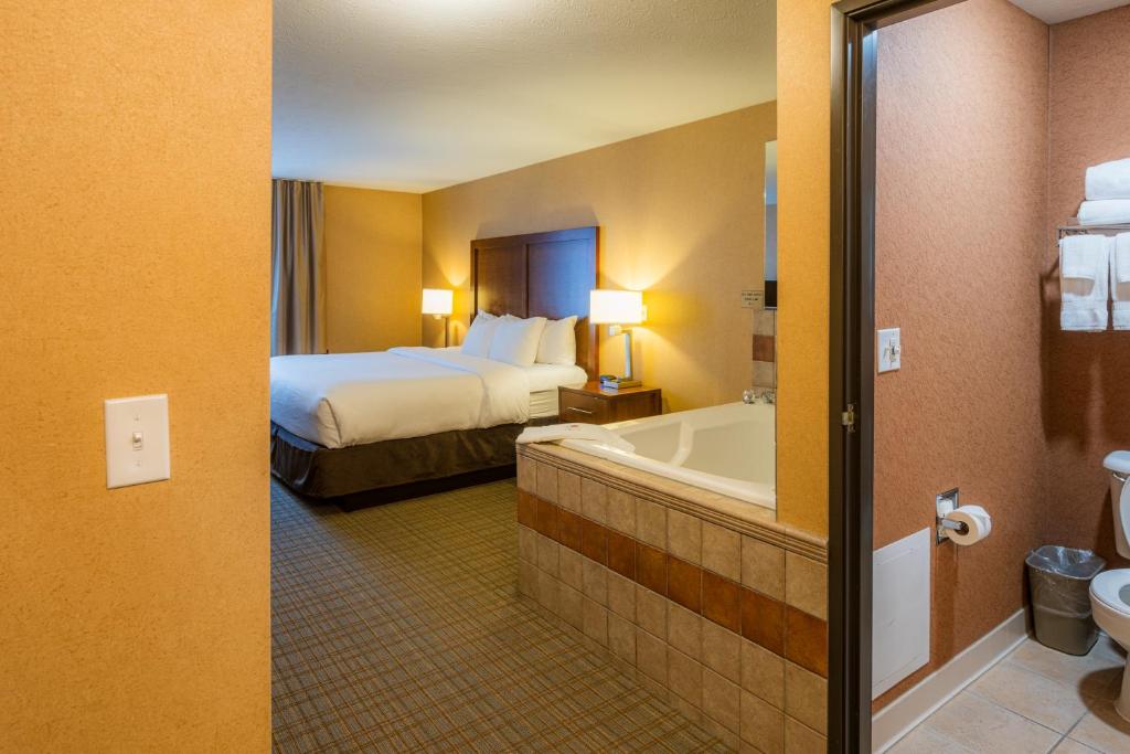 Postel nebo postele na pokoji v ubytování Comfort Inn & Suites