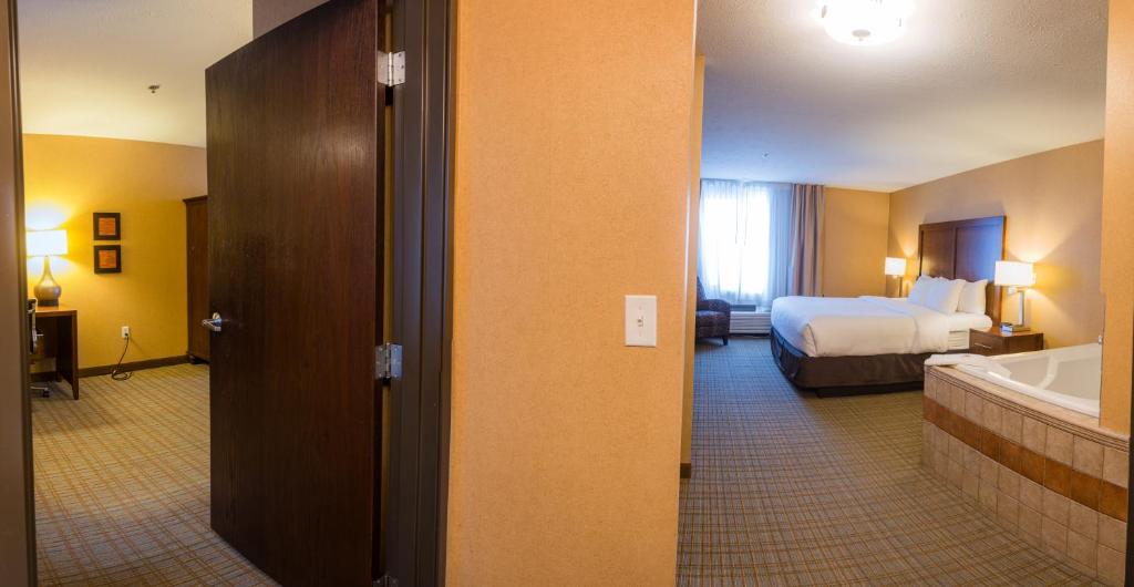 Postel nebo postele na pokoji v ubytování Comfort Inn & Suites