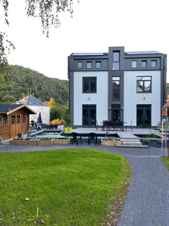 um edifício com uma mesa de piquenique em frente em Gîte La Vieille Ferme Chaudfontaine em Chaudfontaine