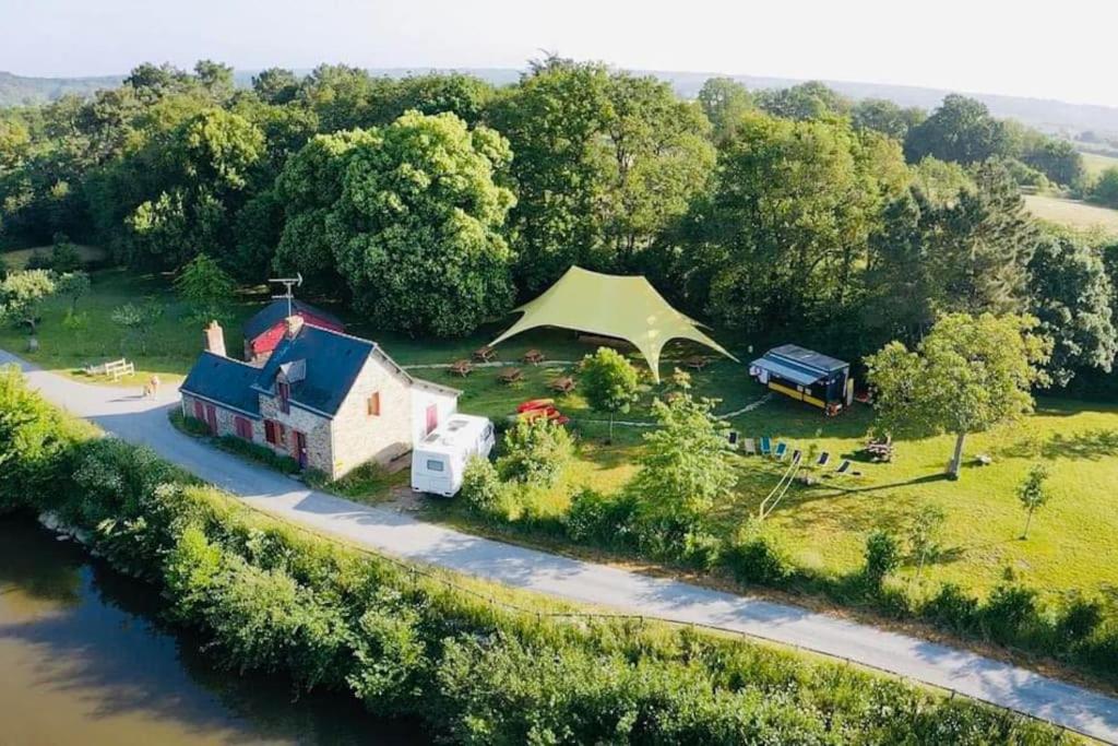 een luchtzicht op een huis met een tent bij Gîte de Painfaut pour 12 personnes in Avessac