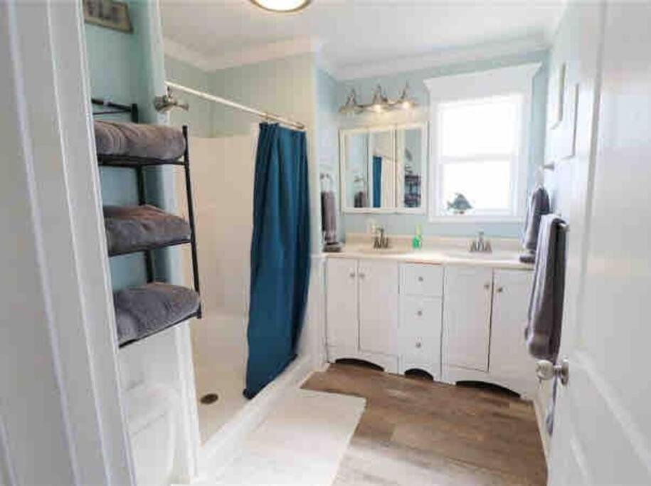 uma casa de banho com um lavatório e um chuveiro em Athena's Oceanfront Haven em Surfside Beach