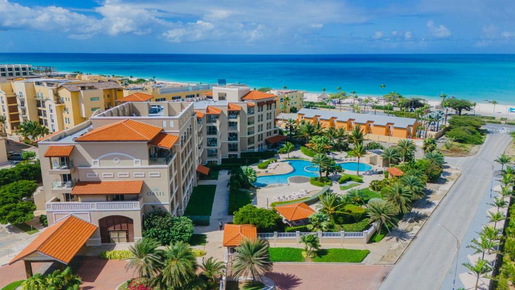 - une vue aérienne sur le complexe et l'océan dans l'établissement Good vibes, lovely sea and Breeze OASIS at Eagle Beach ARUBA, à Palm-Eagle Beach