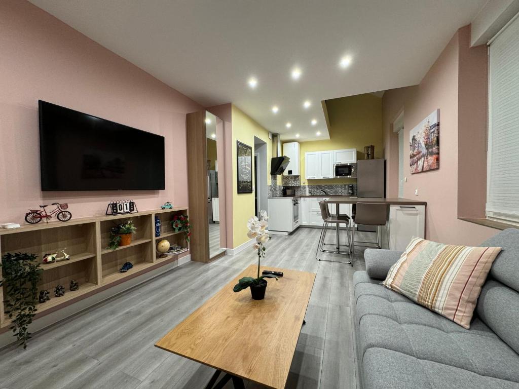 sala de estar con sofá y mesa en Duplex 70m2 - Parking privé - Reims Arena - Lycée Roosevelt, en Reims