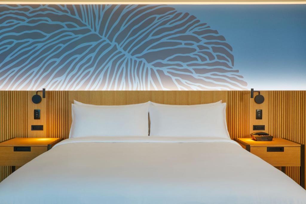 Renaissance Honolulu Hotel & Spa - Newly Opened 2024 - King Room With Partial Ocean View