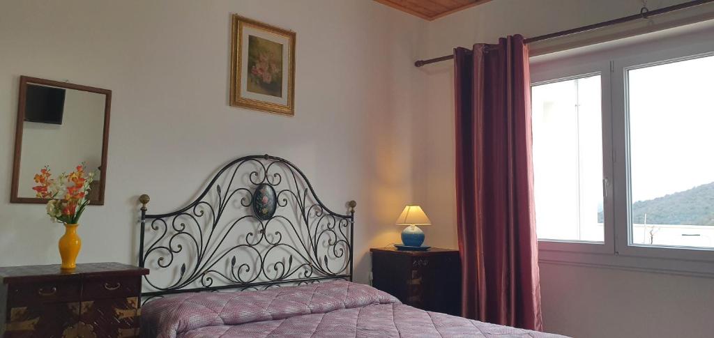 una camera con letto e finestra di IL CENTRALE GUEST HOUSE NEW a Nuoro